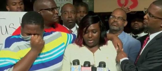 بين الانهيار والصمود.. لقطات مثيرة لاسرة ضحية العنصرية الامريكية صورة رقم 3