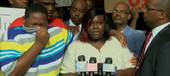 بين الانهيار والصمود.. لقطات مثيرة لاسرة ضحية العنصرية الامريكية صورة رقم 1