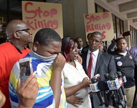 بين الانهيار والصمود.. لقطات مثيرة لاسرة ضحية العنصرية الامريكية صورة رقم 2