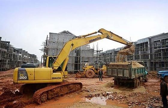 الثراء يدفع مليونيرا لتدمير بيوت قريته عن بكرة ابيها.. لهذه  الغاية صورة رقم 5