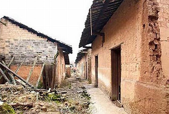 الثراء يدفع مليونيرا لتدمير بيوت قريته عن بكرة ابيها.. لهذه  الغاية صورة رقم 4