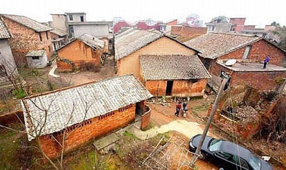 الثراء يدفع مليونيرا لتدمير بيوت قريته عن بكرة ابيها.. لهذه  الغاية صورة رقم 3