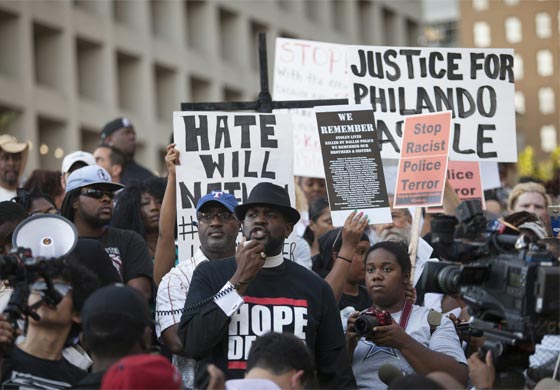 دالاس: تظاهرة ضد عنف الشرطة تسفر عن مقتل واصابة 11 ضابطا!! صورة رقم 4