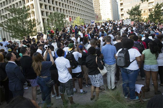 دالاس: تظاهرة ضد عنف الشرطة تسفر عن مقتل واصابة 11 ضابطا!! صورة رقم 7