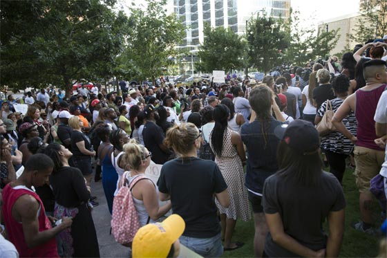 دالاس: تظاهرة ضد عنف الشرطة تسفر عن مقتل واصابة 11 ضابطا!! صورة رقم 10