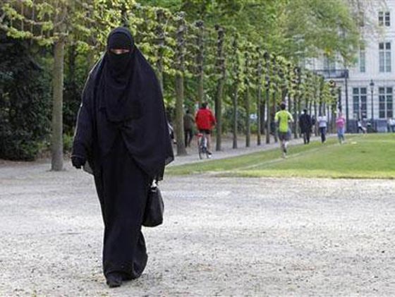 سويسرا تشرع بتطبيق قانون حظر النقاب.. المخالف يُغرم بالاف دولار صورة رقم 1