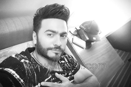 مشاجرة بين فانز تامر حسني بمطار القاهرة بسبب الصور التذكارية صورة رقم 2