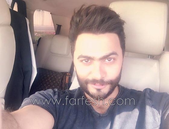 مشاجرة بين فانز تامر حسني بمطار القاهرة بسبب الصور التذكارية صورة رقم 7