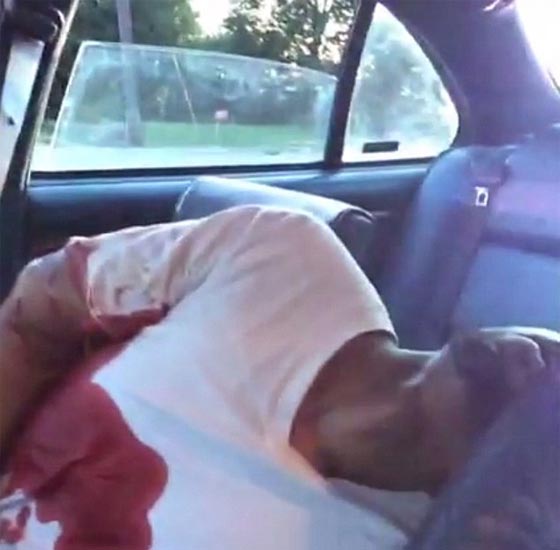 شاهد قتل الشرطة الامريكية لرجل.. كما التقطته صديقته مباشرة صورة رقم 4