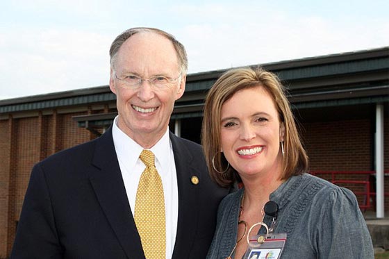 فضيحة حاكم الاباما مع مستشارته المتزوجة تفضحها وردة حمراء صورة رقم 1 فضيحة حاكم الاباما مع مستشارته المتزوجة تفضحها وردة حمراء صورة رقم 1