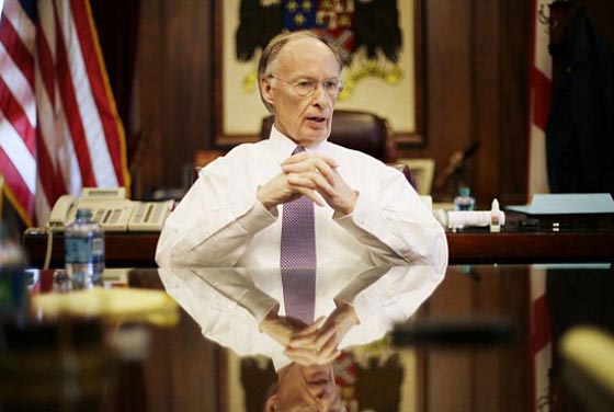 فضيحة حاكم الاباما مع مستشارته المتزوجة تفضحها وردة حمراء صورة رقم 4 فضيحة حاكم الاباما مع مستشارته المتزوجة تفضحها وردة حمراء صورة رقم 4