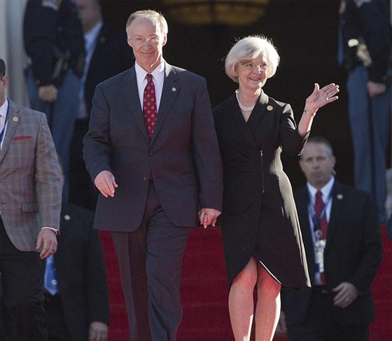 فضيحة حاكم الاباما مع مستشارته المتزوجة تفضحها وردة حمراء صورة رقم 2 فضيحة حاكم الاباما مع مستشارته المتزوجة تفضحها وردة حمراء صورة رقم 2