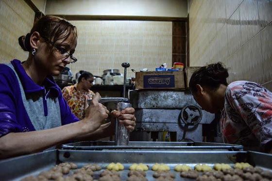 مصر الحلوة: أم مايكل تصنع كعك العيد في الكنيسة لجيرانها المسلمين   صورة رقم 2