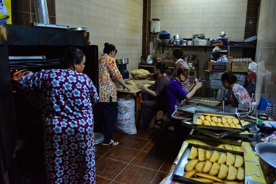 مصر الحلوة: أم مايكل تصنع كعك العيد في الكنيسة لجيرانها المسلمين   صورة رقم 3