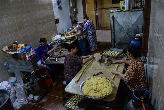 مصر الحلوة: أم مايكل تصنع كعك العيد في الكنيسة لجيرانها المسلمين   صورة رقم 4