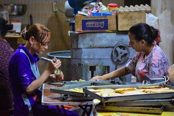 مصر الحلوة: أم مايكل تصنع كعك العيد في الكنيسة لجيرانها المسلمين   صورة رقم 5