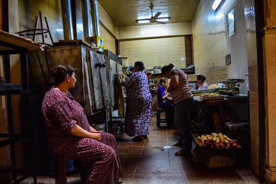 مصر الحلوة: أم مايكل تصنع كعك العيد في الكنيسة لجيرانها المسلمين   صورة رقم 6