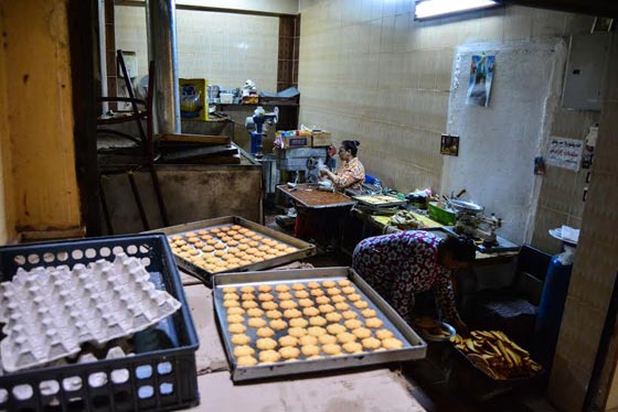 مصر الحلوة: أم مايكل تصنع كعك العيد في الكنيسة لجيرانها المسلمين   صورة رقم 7