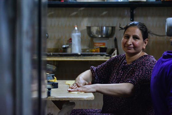 مصر الحلوة: أم مايكل تصنع كعك العيد في الكنيسة لجيرانها المسلمين   صورة رقم 9