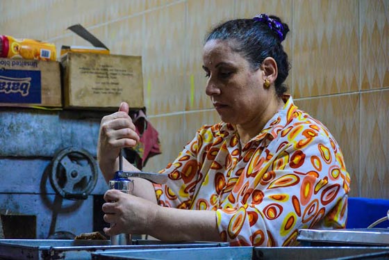 مصر الحلوة: أم مايكل تصنع كعك العيد في الكنيسة لجيرانها المسلمين   صورة رقم 10