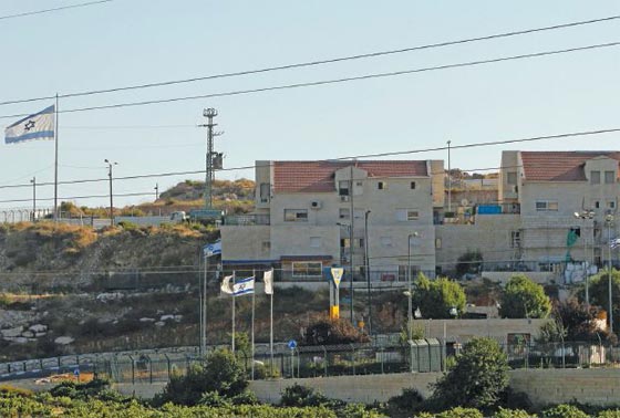 الخليل: عقاب جماعي للفاسطينيين بعد اطلاق النار على مستوطن صورة رقم 2