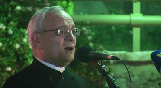 مواقع التواصل الاجتماعي تضج لقس يرفع الاذان صورة رقم 2