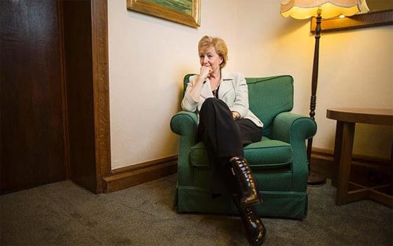 مرشحة لخلافة كاميرون تريد هزم منافستها بامومتها!! صورة رقم 6