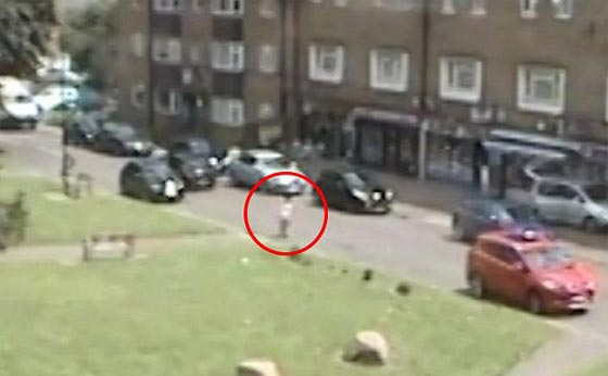 شاهد  كيف انتصرت فتاة على مختطفها بالقفز من السيارة صورة رقم 1