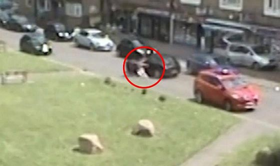 شاهد  كيف انتصرت فتاة على مختطفها بالقفز من السيارة صورة رقم 2