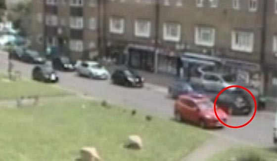 شاهد  كيف انتصرت فتاة على مختطفها بالقفز من السيارة صورة رقم 3