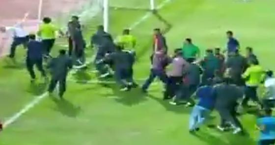 اول مرة في الملاعب المصرية.. مدرب يسحل كاميرا مصور تابع للامن!! صورة رقم 3