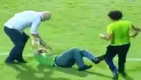 اول مرة في الملاعب المصرية.. مدرب يسحل كاميرا مصور تابع للامن!! صورة رقم 2