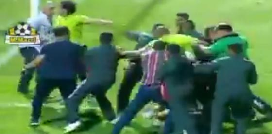 اول مرة في الملاعب المصرية.. مدرب يسحل كاميرا مصور تابع للامن!! صورة رقم 4