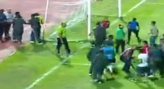 اول مرة في الملاعب المصرية.. مدرب يسحل كاميرا مصور تابع للامن!! صورة رقم 5