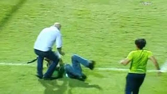 اول مرة في الملاعب المصرية.. مدرب يسحل كاميرا مصور تابع للامن!! صورة رقم 1