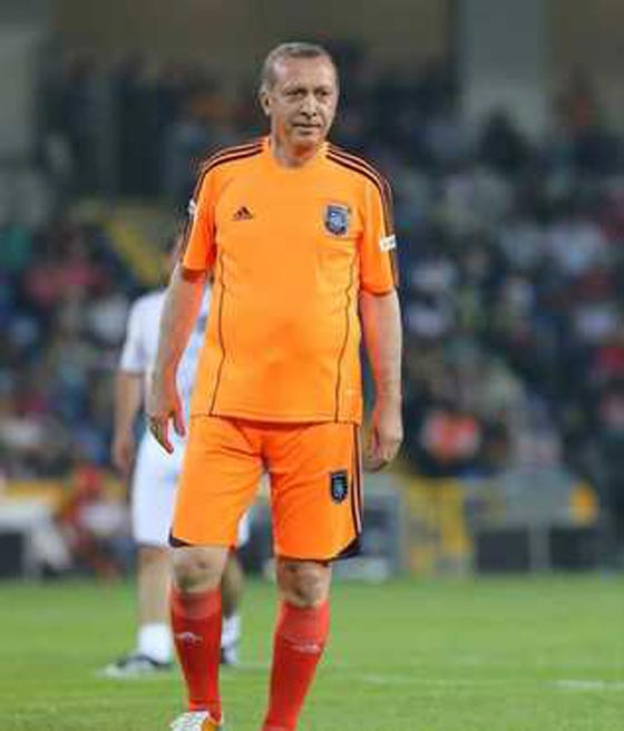 اردوغان يلعب الى جانب ميسي ومارادونا لدعم الكاميروني ايتو صورة رقم 1