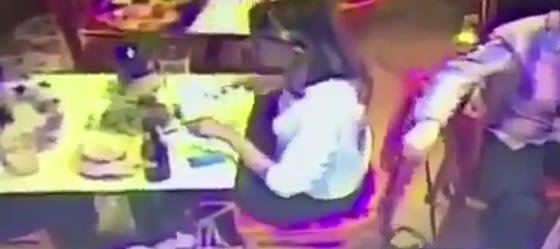  لص يسرق حقيبة امرأة بطريقة ماكرة في مطعم فرنسي.. فيديو صورة رقم 1