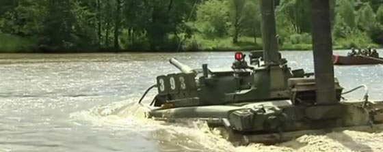 دبابات غواصة تعبر نهرا في تدريب عسكري وتتحرك تحت الماء صورة رقم 1
