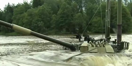 دبابات غواصة تعبر نهرا في تدريب عسكري وتتحرك تحت الماء صورة رقم 2