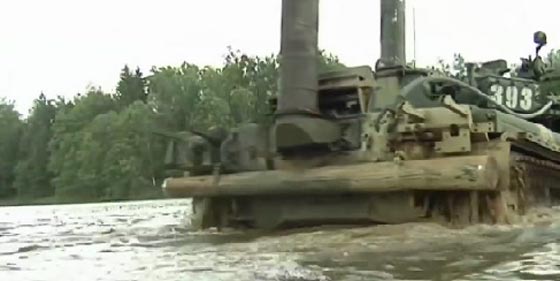 دبابات غواصة تعبر نهرا في تدريب عسكري وتتحرك تحت الماء صورة رقم 3