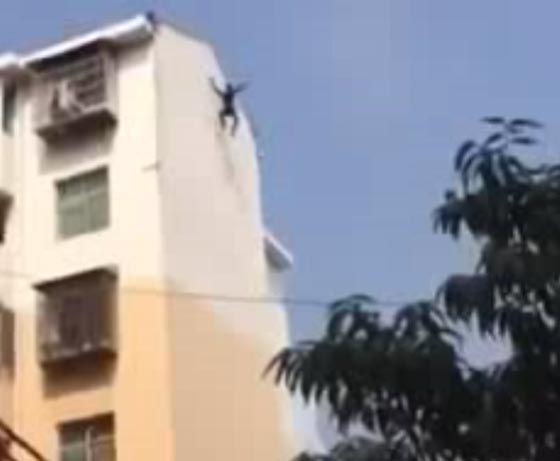 فيديو مؤلم.. شاب يلقي بنفسه منتحرا من بناية شاهقة صورة رقم 2 فيديو مؤلم.. شاب يلقي بنفسه منتحرا من بناية شاهقة صورة رقم 2