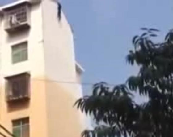 فيديو مؤلم.. شاب يلقي بنفسه منتحرا من بناية شاهقة صورة رقم 1 فيديو مؤلم.. شاب يلقي بنفسه منتحرا من بناية شاهقة صورة رقم 1