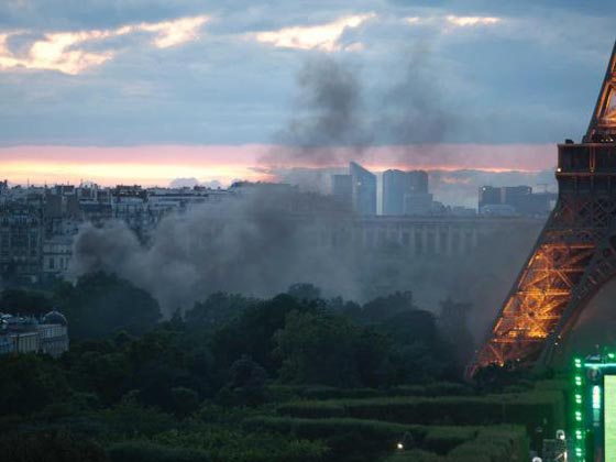 صدامات واعمال عنف في محيط برج ايفل بباريس بعد خسارة فرنسا صورة رقم 2 صدامات واعمال عنف في محيط برج ايفل بباريس بعد خسارة فرنسا صورة رقم 2
