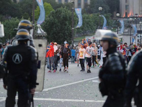 صدامات واعمال عنف في محيط برج ايفل بباريس بعد خسارة فرنسا صورة رقم 3 صدامات واعمال عنف في محيط برج ايفل بباريس بعد خسارة فرنسا صورة رقم 3