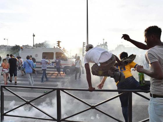 صدامات واعمال عنف في محيط برج ايفل بباريس بعد خسارة فرنسا صورة رقم 5 صدامات واعمال عنف في محيط برج ايفل بباريس بعد خسارة فرنسا صورة رقم 5
