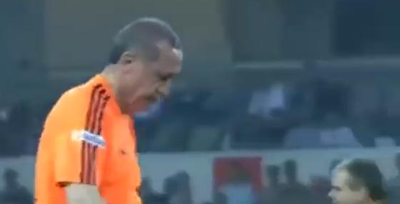 اردوغان يلعب الى جانب ميسي ومارادونا لدعم الكاميروني ايتو صورة رقم 3