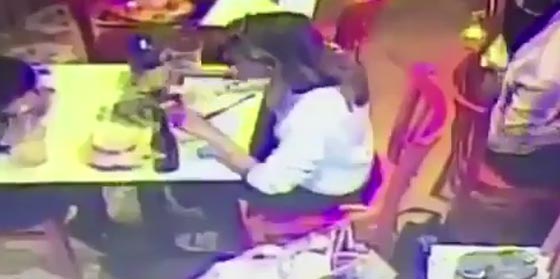  لص يسرق حقيبة امرأة بطريقة ماكرة في مطعم فرنسي.. فيديو صورة رقم 2