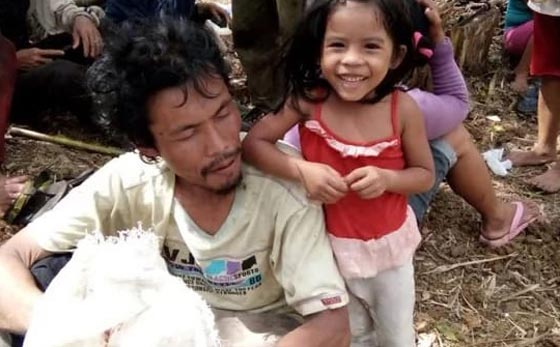 الفقر المدقع يدفع طفلة (5 سنوات) لمرافقة والدها الاعمى لعمله يوميا صورة رقم 3 الفقر المدقع يدفع طفلة (5 سنوات) لمرافقة والدها الاعمى لعمله يوميا صورة رقم 3