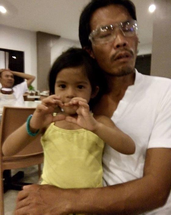 الفقر المدقع يدفع طفلة (5 سنوات) لمرافقة والدها الاعمى لعمله يوميا صورة رقم 4 الفقر المدقع يدفع طفلة (5 سنوات) لمرافقة والدها الاعمى لعمله يوميا صورة رقم 4