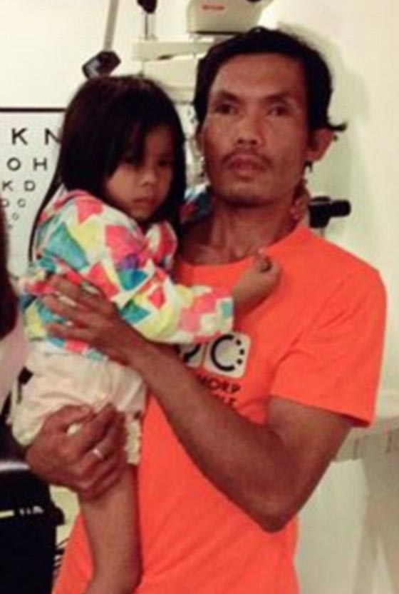 الفقر المدقع يدفع طفلة (5 سنوات) لمرافقة والدها الاعمى لعمله يوميا صورة رقم 5 الفقر المدقع يدفع طفلة (5 سنوات) لمرافقة والدها الاعمى لعمله يوميا صورة رقم 5